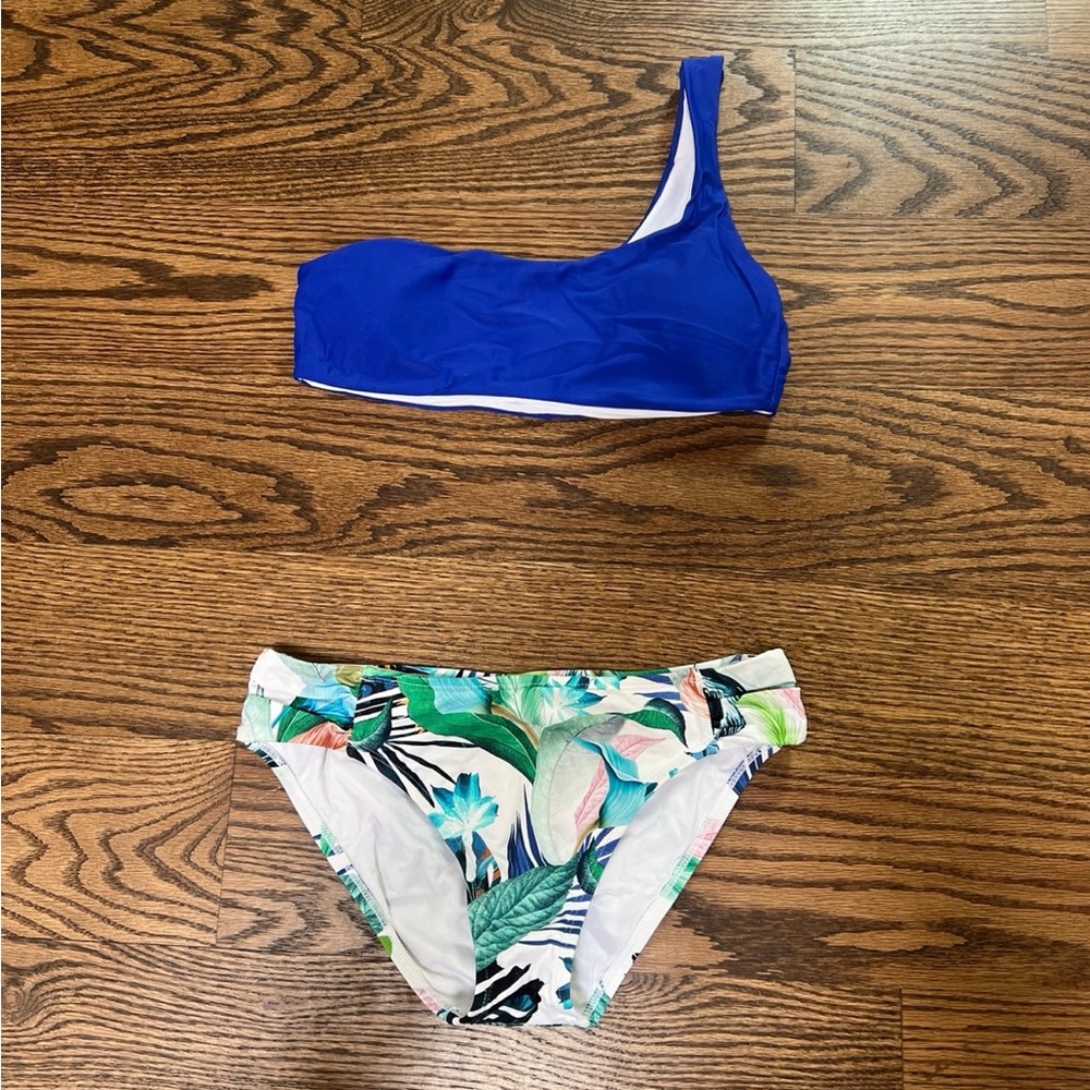 Small/size 6, 2-piece swimsuit